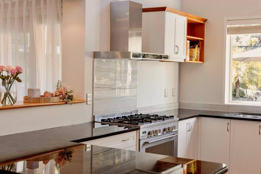 Modern Lifestyle Retreat With Stunning City View Оукланд Екстериор снимка